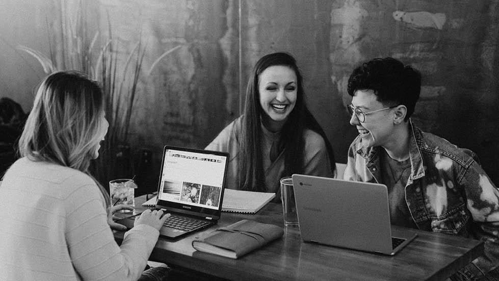 B2IMPACT Corporate Publishing - lachende Personengruppe mit Laptops