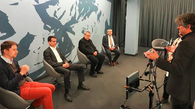 Panel discussion with several participants in the WEKA Industrie Medien studio