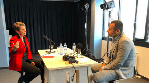Sabine Herlitschka with Rudolf Loidl at a podcast recording in the WEKA Industrie Medien Studio